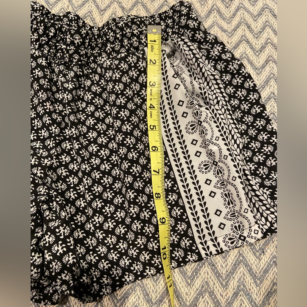 BeBop XS Black & White High-Waisted Patterned Shorts with Pockets - Picture 4 of 5